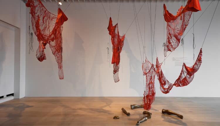 Il MAO Museo d’Arte Orientale di Torino presenta “Chiharu Shiota: The Soul Trembles”, una delle più grandi e importanti esposizioni monografiche dedicate all’artista giapponese. Curata da Mami Kataoka, direttrice del Mori Art Museum e ideatrice del progetto originale, insieme a Davide Quadrio, direttore del MAO, la mostra arriva in anteprima nazionale e, per la prima volta in assoluto, in un museo di arte asiatica italiano, dopo un tour internazionale in istituzioni prestigiose come il Grand Palais di Parigi, il Busan Museum of Art, il Long Museum West Bund di Shanghai, la Queensland Art Gallery di Brisbane e lo Shenzhen Art Museum. Un progetto imponente e poetico, che ripercorre l’intera carriera di Shiota attraverso disegni, fotografie, sculture e alcune delle sue più celebri e suggestive installazioni ambientali, celebri in tutto il mondo per la loro capacità di avvolgere, sospendere e trasformare lo spazio. Un viaggio immersivo tra fili, memorie e domande universali Il percorso espositivo si configura come una grande installazione diffusa, che si espande dalle sale temporanee alle gallerie permanenti del museo, creando un dialogo sensibile con le collezioni asiatiche del MAO. Le opere di Chiharu Shiota affrontano temi come memoria, identità, relazione con l’altro, tempo, assenza, vita e morte, esplorando l’intangibile attraverso trame visive di straordinaria forza emotiva. I celebri fili rossi o neri, intrecciati in grandi strutture spaziali, diventano metafora di legami, fragilità e tensioni interiori. Tra le opere più iconiche presenti in mostra: Where Are We Going? (2017) – il motivo della barca, ricorrente nella poetica di Shiota, evoca destini incerti e futuri in divenire. Uncertain Journey (2016) – scheletri di imbarcazioni immerse in una rete di fili rossi, simbolo degli incontri e delle traiettorie che costellano ogni percorso umano. In Silence (2008) – un pianoforte bruciato e sedute per un pubblico fantasma avvolti da fili neri: il silenzio dopo la distruzione. Reflection of Space and Time (2018) – un abito e la sua immagine riflessa che interrogano la presenza nell’assenza. Inside – Outside (2009) – un’opera sul confine tra interno ed esterno, privato e pubblico, Oriente e Occidente. Accumulation – Searching for the Destination (2021) – una monumentale installazione composta da centinaia di valigie oscillanti, simbolo di viaggio, memoria, migrazione. Le voci dei curatori: un dialogo tra esistenza e collezioni asiatiche “Siamo stati portati a riflettere sulla vita, sulla morte e sulla natura dell’esistenza,” afferma Mami Kataoka, ricordando come la mostra, inaugurata nel 2019 a Tokyo, abbia attraversato anni segnati dalla pandemia e da conflitti globali. Per Davide Quadrio, la mostra segna un passo importante nella trasformazione del MAO: “Da museo di arte antica a luogo del contemporaneo, di cura e di tempo lento.” Le installazioni di Shiota, monumentali e intime allo stesso tempo, trasformano il museo in un organismo vivo, in continua evoluzione. Public Programme, attività educative e catalogo bilingue Come tutte le grandi produzioni del MAO, anche “The Soul Trembles” sarà accompagnata da: public programme musicale e performativo proiezioni, incontri e conferenze laboratori per scuole, famiglie e adulti percorsi accessibili in International Signs, grazie alla collaborazione con l’Istituto dei Sordi di Torino La mostra è inoltre accompagnata da un catalogo bilingue italiano-inglese edito da Silvana Editoriale, con testi di Kataoka e Quadrio e contributi di studiosi internazionali. Un nuovo capitolo: un’opera inedita al MUDEC di Milano Dal 19 novembre 2025, un’opera inedita di Chiharu Shiota, The Moment the Snow Melts, sarà visibile al MUDEC di Milano nell’ambito del progetto “Il senso della neve”. Una riflessione sulla precarietà della neve come metafora della natura effimera delle relazioni umane. Biografie Chiharu Shiota (Osaka, 1972) Artista riconosciuta a livello internazionale, vive e lavora a Berlino. Vincitrice del Premio all’Incoraggiamento delle Arti del Ministero giapponese della Cultura (2008, 2024), è stata protagonista di mostre in istituzioni di primo piano e ha rappresentato il Giappone alla 56ª Biennale di Venezia. Mami Kataoka Direttrice del Mori Art Museum dal 2020, alla guida anche del National Center for Art Research e dell’ICA Kyoto. È stata direttrice artistica di biennali internazionali e presidente del CIMAM.