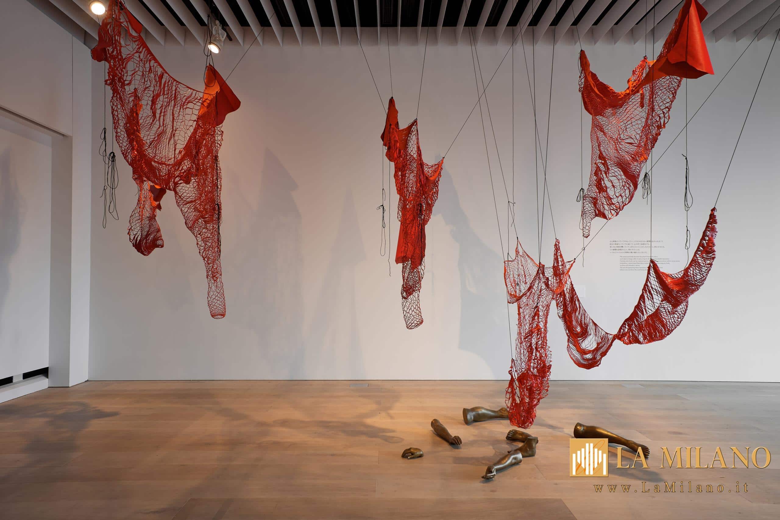 Il MAO Museo d’Arte Orientale di Torino presenta “Chiharu Shiota: The Soul Trembles”, una delle più grandi e importanti esposizioni monografiche dedicate all’artista giapponese. Curata da Mami Kataoka, direttrice del Mori Art Museum e ideatrice del progetto originale, insieme a Davide Quadrio, direttore del MAO, la mostra arriva in anteprima nazionale e, per la prima volta in assoluto, in un museo di arte asiatica italiano, dopo un tour internazionale in istituzioni prestigiose come il Grand Palais di Parigi, il Busan Museum of Art, il Long Museum West Bund di Shanghai, la Queensland Art Gallery di Brisbane e lo Shenzhen Art Museum. Un progetto imponente e poetico, che ripercorre l’intera carriera di Shiota attraverso disegni, fotografie, sculture e alcune delle sue più celebri e suggestive installazioni ambientali, celebri in tutto il mondo per la loro capacità di avvolgere, sospendere e trasformare lo spazio. Un viaggio immersivo tra fili, memorie e domande universali Il percorso espositivo si configura come una grande installazione diffusa, che si espande dalle sale temporanee alle gallerie permanenti del museo, creando un dialogo sensibile con le collezioni asiatiche del MAO. Le opere di Chiharu Shiota affrontano temi come memoria, identità, relazione con l’altro, tempo, assenza, vita e morte, esplorando l’intangibile attraverso trame visive di straordinaria forza emotiva. I celebri fili rossi o neri, intrecciati in grandi strutture spaziali, diventano metafora di legami, fragilità e tensioni interiori. Tra le opere più iconiche presenti in mostra: Where Are We Going? (2017) – il motivo della barca, ricorrente nella poetica di Shiota, evoca destini incerti e futuri in divenire. Uncertain Journey (2016) – scheletri di imbarcazioni immerse in una rete di fili rossi, simbolo degli incontri e delle traiettorie che costellano ogni percorso umano. In Silence (2008) – un pianoforte bruciato e sedute per un pubblico fantasma avvolti da fili neri: il silenzio dopo la distruzione. Reflection of Space and Time (2018) – un abito e la sua immagine riflessa che interrogano la presenza nell’assenza. Inside – Outside (2009) – un’opera sul confine tra interno ed esterno, privato e pubblico, Oriente e Occidente. Accumulation – Searching for the Destination (2021) – una monumentale installazione composta da centinaia di valigie oscillanti, simbolo di viaggio, memoria, migrazione. Le voci dei curatori: un dialogo tra esistenza e collezioni asiatiche “Siamo stati portati a riflettere sulla vita, sulla morte e sulla natura dell’esistenza,” afferma Mami Kataoka, ricordando come la mostra, inaugurata nel 2019 a Tokyo, abbia attraversato anni segnati dalla pandemia e da conflitti globali. Per Davide Quadrio, la mostra segna un passo importante nella trasformazione del MAO: “Da museo di arte antica a luogo del contemporaneo, di cura e di tempo lento.” Le installazioni di Shiota, monumentali e intime allo stesso tempo, trasformano il museo in un organismo vivo, in continua evoluzione. Public Programme, attività educative e catalogo bilingue Come tutte le grandi produzioni del MAO, anche “The Soul Trembles” sarà accompagnata da: public programme musicale e performativo proiezioni, incontri e conferenze laboratori per scuole, famiglie e adulti percorsi accessibili in International Signs, grazie alla collaborazione con l’Istituto dei Sordi di Torino La mostra è inoltre accompagnata da un catalogo bilingue italiano-inglese edito da Silvana Editoriale, con testi di Kataoka e Quadrio e contributi di studiosi internazionali. Un nuovo capitolo: un’opera inedita al MUDEC di Milano Dal 19 novembre 2025, un’opera inedita di Chiharu Shiota, The Moment the Snow Melts, sarà visibile al MUDEC di Milano nell’ambito del progetto “Il senso della neve”. Una riflessione sulla precarietà della neve come metafora della natura effimera delle relazioni umane. Biografie Chiharu Shiota (Osaka, 1972) Artista riconosciuta a livello internazionale, vive e lavora a Berlino. Vincitrice del Premio all’Incoraggiamento delle Arti del Ministero giapponese della Cultura (2008, 2024), è stata protagonista di mostre in istituzioni di primo piano e ha rappresentato il Giappone alla 56ª Biennale di Venezia. Mami Kataoka Direttrice del Mori Art Museum dal 2020, alla guida anche del National Center for Art Research e dell’ICA Kyoto. È stata direttrice artistica di biennali internazionali e presidente del CIMAM.