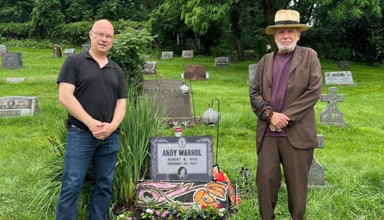 “Tulipani per Andy Warhol”: il mosaico ravennate che ora illumina la tomba del padre della Pop Art a Pittsburgh