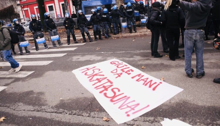 Torino blindata dopo lo sgombero di Askatasuna: al via il corteo degli antagonisti.