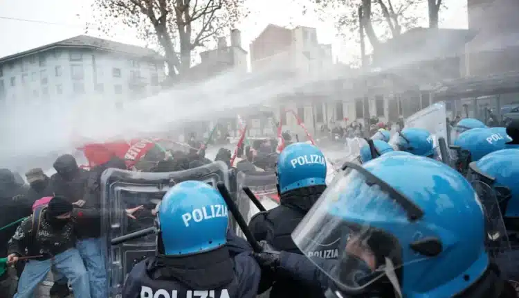Torino, il corteo per Askatasuna degenera in scontri: undici agenti feriti.