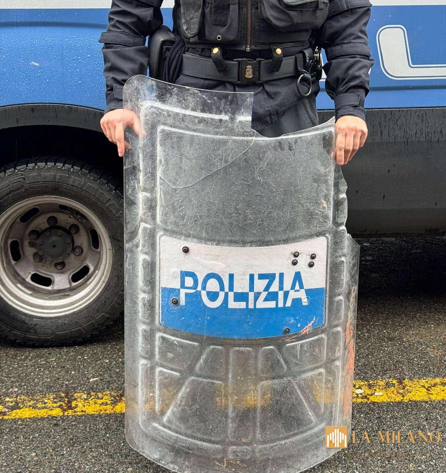 Torino, il corteo per Askatasuna degenera in scontri: undici agenti feriti.