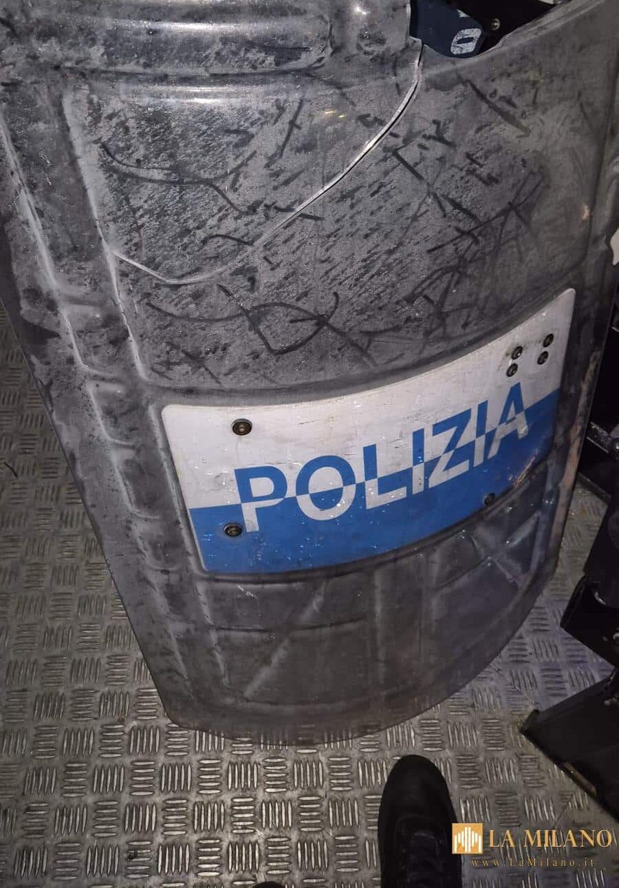 Torino, il corteo per Askatasuna degenera in scontri: undici agenti feriti.