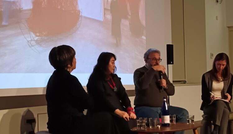 Il MAO Museo d’Arte Orientale di Torino presenta “Chiharu Shiota: The Soul Trembles”, una delle più grandi e importanti esposizioni monografiche dedicate all’artista giapponese. Curata da Mami Kataoka, direttrice del Mori Art Museum e ideatrice del progetto originale, insieme a Davide Quadrio, direttore del MAO, la mostra arriva in anteprima nazionale e, per la prima volta in assoluto, in un museo di arte asiatica italiano, dopo un tour internazionale in istituzioni prestigiose come il Grand Palais di Parigi, il Busan Museum of Art, il Long Museum West Bund di Shanghai, la Queensland Art Gallery di Brisbane e lo Shenzhen Art Museum. Un progetto imponente e poetico, che ripercorre l’intera carriera di Shiota attraverso disegni, fotografie, sculture e alcune delle sue più celebri e suggestive installazioni ambientali, celebri in tutto il mondo per la loro capacità di avvolgere, sospendere e trasformare lo spazio. Un viaggio immersivo tra fili, memorie e domande universali Il percorso espositivo si configura come una grande installazione diffusa, che si espande dalle sale temporanee alle gallerie permanenti del museo, creando un dialogo sensibile con le collezioni asiatiche del MAO. Le opere di Chiharu Shiota affrontano temi come memoria, identità, relazione con l’altro, tempo, assenza, vita e morte, esplorando l’intangibile attraverso trame visive di straordinaria forza emotiva. I celebri fili rossi o neri, intrecciati in grandi strutture spaziali, diventano metafora di legami, fragilità e tensioni interiori. Tra le opere più iconiche presenti in mostra: Where Are We Going? (2017) – il motivo della barca, ricorrente nella poetica di Shiota, evoca destini incerti e futuri in divenire. Uncertain Journey (2016) – scheletri di imbarcazioni immerse in una rete di fili rossi, simbolo degli incontri e delle traiettorie che costellano ogni percorso umano. In Silence (2008) – un pianoforte bruciato e sedute per un pubblico fantasma avvolti da fili neri: il silenzio dopo la distruzione. Reflection of Space and Time (2018) – un abito e la sua immagine riflessa che interrogano la presenza nell’assenza. Inside – Outside (2009) – un’opera sul confine tra interno ed esterno, privato e pubblico, Oriente e Occidente. Accumulation – Searching for the Destination (2021) – una monumentale installazione composta da centinaia di valigie oscillanti, simbolo di viaggio, memoria, migrazione. Le voci dei curatori: un dialogo tra esistenza e collezioni asiatiche “Siamo stati portati a riflettere sulla vita, sulla morte e sulla natura dell’esistenza,” afferma Mami Kataoka, ricordando come la mostra, inaugurata nel 2019 a Tokyo, abbia attraversato anni segnati dalla pandemia e da conflitti globali. Per Davide Quadrio, la mostra segna un passo importante nella trasformazione del MAO: “Da museo di arte antica a luogo del contemporaneo, di cura e di tempo lento.” Le installazioni di Shiota, monumentali e intime allo stesso tempo, trasformano il museo in un organismo vivo, in continua evoluzione. Public Programme, attività educative e catalogo bilingue Come tutte le grandi produzioni del MAO, anche “The Soul Trembles” sarà accompagnata da: public programme musicale e performativo proiezioni, incontri e conferenze laboratori per scuole, famiglie e adulti percorsi accessibili in International Signs, grazie alla collaborazione con l’Istituto dei Sordi di Torino La mostra è inoltre accompagnata da un catalogo bilingue italiano-inglese edito da Silvana Editoriale, con testi di Kataoka e Quadrio e contributi di studiosi internazionali. Un nuovo capitolo: un’opera inedita al MUDEC di Milano Dal 19 novembre 2025, un’opera inedita di Chiharu Shiota, The Moment the Snow Melts, sarà visibile al MUDEC di Milano nell’ambito del progetto “Il senso della neve”. Una riflessione sulla precarietà della neve come metafora della natura effimera delle relazioni umane. Biografie Chiharu Shiota (Osaka, 1972) Artista riconosciuta a livello internazionale, vive e lavora a Berlino. Vincitrice del Premio all’Incoraggiamento delle Arti del Ministero giapponese della Cultura (2008, 2024), è stata protagonista di mostre in istituzioni di primo piano e ha rappresentato il Giappone alla 56ª Biennale di Venezia. Mami Kataoka Direttrice del Mori Art Museum dal 2020, alla guida anche del National Center for Art Research e dell’ICA Kyoto. È stata direttrice artistica di biennali internazionali e presidente del CIMAM.