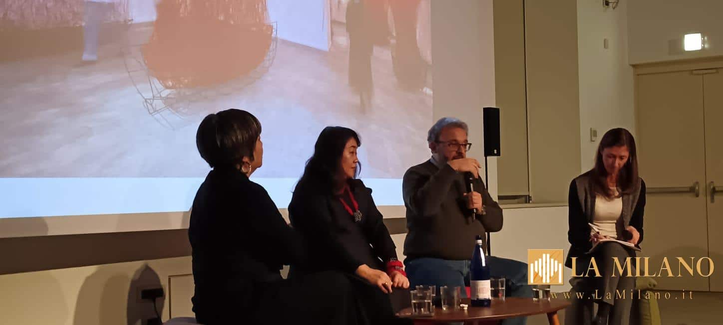 Il MAO Museo d’Arte Orientale di Torino presenta “Chiharu Shiota: The Soul Trembles”, una delle più grandi e importanti esposizioni monografiche dedicate all’artista giapponese. Curata da Mami Kataoka, direttrice del Mori Art Museum e ideatrice del progetto originale, insieme a Davide Quadrio, direttore del MAO, la mostra arriva in anteprima nazionale e, per la prima volta in assoluto, in un museo di arte asiatica italiano, dopo un tour internazionale in istituzioni prestigiose come il Grand Palais di Parigi, il Busan Museum of Art, il Long Museum West Bund di Shanghai, la Queensland Art Gallery di Brisbane e lo Shenzhen Art Museum. Un progetto imponente e poetico, che ripercorre l’intera carriera di Shiota attraverso disegni, fotografie, sculture e alcune delle sue più celebri e suggestive installazioni ambientali, celebri in tutto il mondo per la loro capacità di avvolgere, sospendere e trasformare lo spazio. Un viaggio immersivo tra fili, memorie e domande universali Il percorso espositivo si configura come una grande installazione diffusa, che si espande dalle sale temporanee alle gallerie permanenti del museo, creando un dialogo sensibile con le collezioni asiatiche del MAO. Le opere di Chiharu Shiota affrontano temi come memoria, identità, relazione con l’altro, tempo, assenza, vita e morte, esplorando l’intangibile attraverso trame visive di straordinaria forza emotiva. I celebri fili rossi o neri, intrecciati in grandi strutture spaziali, diventano metafora di legami, fragilità e tensioni interiori. Tra le opere più iconiche presenti in mostra: Where Are We Going? (2017) – il motivo della barca, ricorrente nella poetica di Shiota, evoca destini incerti e futuri in divenire. Uncertain Journey (2016) – scheletri di imbarcazioni immerse in una rete di fili rossi, simbolo degli incontri e delle traiettorie che costellano ogni percorso umano. In Silence (2008) – un pianoforte bruciato e sedute per un pubblico fantasma avvolti da fili neri: il silenzio dopo la distruzione. Reflection of Space and Time (2018) – un abito e la sua immagine riflessa che interrogano la presenza nell’assenza. Inside – Outside (2009) – un’opera sul confine tra interno ed esterno, privato e pubblico, Oriente e Occidente. Accumulation – Searching for the Destination (2021) – una monumentale installazione composta da centinaia di valigie oscillanti, simbolo di viaggio, memoria, migrazione. Le voci dei curatori: un dialogo tra esistenza e collezioni asiatiche “Siamo stati portati a riflettere sulla vita, sulla morte e sulla natura dell’esistenza,” afferma Mami Kataoka, ricordando come la mostra, inaugurata nel 2019 a Tokyo, abbia attraversato anni segnati dalla pandemia e da conflitti globali. Per Davide Quadrio, la mostra segna un passo importante nella trasformazione del MAO: “Da museo di arte antica a luogo del contemporaneo, di cura e di tempo lento.” Le installazioni di Shiota, monumentali e intime allo stesso tempo, trasformano il museo in un organismo vivo, in continua evoluzione. Public Programme, attività educative e catalogo bilingue Come tutte le grandi produzioni del MAO, anche “The Soul Trembles” sarà accompagnata da: public programme musicale e performativo proiezioni, incontri e conferenze laboratori per scuole, famiglie e adulti percorsi accessibili in International Signs, grazie alla collaborazione con l’Istituto dei Sordi di Torino La mostra è inoltre accompagnata da un catalogo bilingue italiano-inglese edito da Silvana Editoriale, con testi di Kataoka e Quadrio e contributi di studiosi internazionali. Un nuovo capitolo: un’opera inedita al MUDEC di Milano Dal 19 novembre 2025, un’opera inedita di Chiharu Shiota, The Moment the Snow Melts, sarà visibile al MUDEC di Milano nell’ambito del progetto “Il senso della neve”. Una riflessione sulla precarietà della neve come metafora della natura effimera delle relazioni umane. Biografie Chiharu Shiota (Osaka, 1972) Artista riconosciuta a livello internazionale, vive e lavora a Berlino. Vincitrice del Premio all’Incoraggiamento delle Arti del Ministero giapponese della Cultura (2008, 2024), è stata protagonista di mostre in istituzioni di primo piano e ha rappresentato il Giappone alla 56ª Biennale di Venezia. Mami Kataoka Direttrice del Mori Art Museum dal 2020, alla guida anche del National Center for Art Research e dell’ICA Kyoto. È stata direttrice artistica di biennali internazionali e presidente del CIMAM.