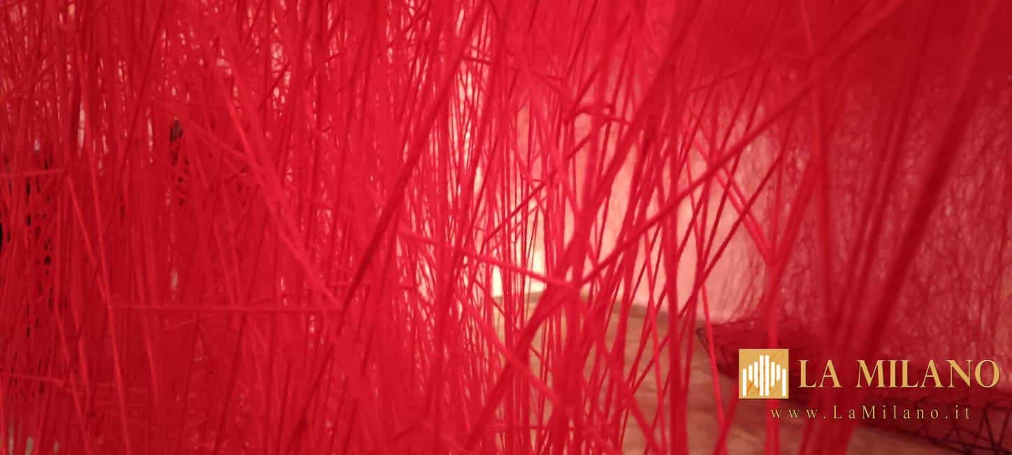 Il MAO Museo d’Arte Orientale di Torino presenta “Chiharu Shiota: The Soul Trembles”, una delle più grandi e importanti esposizioni monografiche dedicate all’artista giapponese. Curata da Mami Kataoka, direttrice del Mori Art Museum e ideatrice del progetto originale, insieme a Davide Quadrio, direttore del MAO, la mostra arriva in anteprima nazionale e, per la prima volta in assoluto, in un museo di arte asiatica italiano, dopo un tour internazionale in istituzioni prestigiose come il Grand Palais di Parigi, il Busan Museum of Art, il Long Museum West Bund di Shanghai, la Queensland Art Gallery di Brisbane e lo Shenzhen Art Museum. Un progetto imponente e poetico, che ripercorre l’intera carriera di Shiota attraverso disegni, fotografie, sculture e alcune delle sue più celebri e suggestive installazioni ambientali, celebri in tutto il mondo per la loro capacità di avvolgere, sospendere e trasformare lo spazio. Un viaggio immersivo tra fili, memorie e domande universali Il percorso espositivo si configura come una grande installazione diffusa, che si espande dalle sale temporanee alle gallerie permanenti del museo, creando un dialogo sensibile con le collezioni asiatiche del MAO. Le opere di Chiharu Shiota affrontano temi come memoria, identità, relazione con l’altro, tempo, assenza, vita e morte, esplorando l’intangibile attraverso trame visive di straordinaria forza emotiva. I celebri fili rossi o neri, intrecciati in grandi strutture spaziali, diventano metafora di legami, fragilità e tensioni interiori. Tra le opere più iconiche presenti in mostra: Where Are We Going? (2017) – il motivo della barca, ricorrente nella poetica di Shiota, evoca destini incerti e futuri in divenire. Uncertain Journey (2016) – scheletri di imbarcazioni immerse in una rete di fili rossi, simbolo degli incontri e delle traiettorie che costellano ogni percorso umano. In Silence (2008) – un pianoforte bruciato e sedute per un pubblico fantasma avvolti da fili neri: il silenzio dopo la distruzione. Reflection of Space and Time (2018) – un abito e la sua immagine riflessa che interrogano la presenza nell’assenza. Inside – Outside (2009) – un’opera sul confine tra interno ed esterno, privato e pubblico, Oriente e Occidente. Accumulation – Searching for the Destination (2021) – una monumentale installazione composta da centinaia di valigie oscillanti, simbolo di viaggio, memoria, migrazione. Le voci dei curatori: un dialogo tra esistenza e collezioni asiatiche “Siamo stati portati a riflettere sulla vita, sulla morte e sulla natura dell’esistenza,” afferma Mami Kataoka, ricordando come la mostra, inaugurata nel 2019 a Tokyo, abbia attraversato anni segnati dalla pandemia e da conflitti globali. Per Davide Quadrio, la mostra segna un passo importante nella trasformazione del MAO: “Da museo di arte antica a luogo del contemporaneo, di cura e di tempo lento.” Le installazioni di Shiota, monumentali e intime allo stesso tempo, trasformano il museo in un organismo vivo, in continua evoluzione. Public Programme, attività educative e catalogo bilingue Come tutte le grandi produzioni del MAO, anche “The Soul Trembles” sarà accompagnata da: public programme musicale e performativo proiezioni, incontri e conferenze laboratori per scuole, famiglie e adulti percorsi accessibili in International Signs, grazie alla collaborazione con l’Istituto dei Sordi di Torino La mostra è inoltre accompagnata da un catalogo bilingue italiano-inglese edito da Silvana Editoriale, con testi di Kataoka e Quadrio e contributi di studiosi internazionali. Un nuovo capitolo: un’opera inedita al MUDEC di Milano Dal 19 novembre 2025, un’opera inedita di Chiharu Shiota, The Moment the Snow Melts, sarà visibile al MUDEC di Milano nell’ambito del progetto “Il senso della neve”. Una riflessione sulla precarietà della neve come metafora della natura effimera delle relazioni umane. Biografie Chiharu Shiota (Osaka, 1972) Artista riconosciuta a livello internazionale, vive e lavora a Berlino. Vincitrice del Premio all’Incoraggiamento delle Arti del Ministero giapponese della Cultura (2008, 2024), è stata protagonista di mostre in istituzioni di primo piano e ha rappresentato il Giappone alla 56ª Biennale di Venezia. Mami Kataoka Direttrice del Mori Art Museum dal 2020, alla guida anche del National Center for Art Research e dell’ICA Kyoto. È stata direttrice artistica di biennali internazionali e presidente del CIMAM.