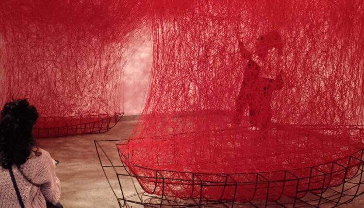 Chiharu Shiota al MAO di Torino: “The Soul Trembles”, la grande mostra immersiva che esplora memoria, identità e fragilità umana
