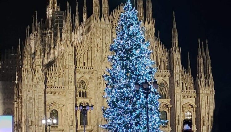 Milano accende il Natale 2025: in piazza Duomo il grande Albero dei Giochi Milano Cortina 2026. Al via 19 installazioni e 32 strade illuminate in tutta la città