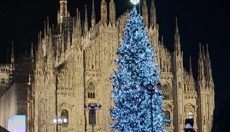 Milano accende il Natale 2025: in piazza Duomo il grande Albero dei Giochi Milano Cortina 2026. Al via 19 installazioni e 32 strade illuminate in tutta la città