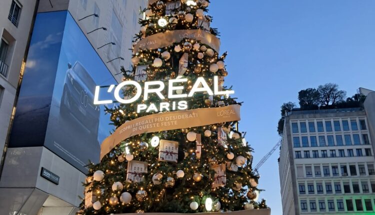 Milano accende il Natale 2025: in piazza Duomo il grande Albero dei Giochi Milano Cortina 2026. Al via 19 installazioni e 32 strade illuminate in tutta la città