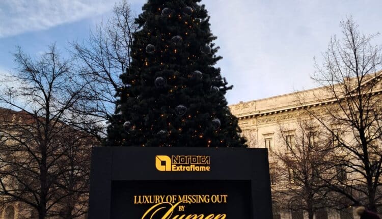 Milano accende il Natale 2025: in piazza Duomo il grande Albero dei Giochi Milano Cortina 2026. Al via 19 installazioni e 32 strade illuminate in tutta la città