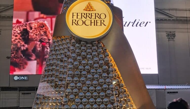 Milano accende il Natale 2025: in piazza Duomo il grande Albero dei Giochi Milano Cortina 2026. Al via 19 installazioni e 32 strade illuminate in tutta la città