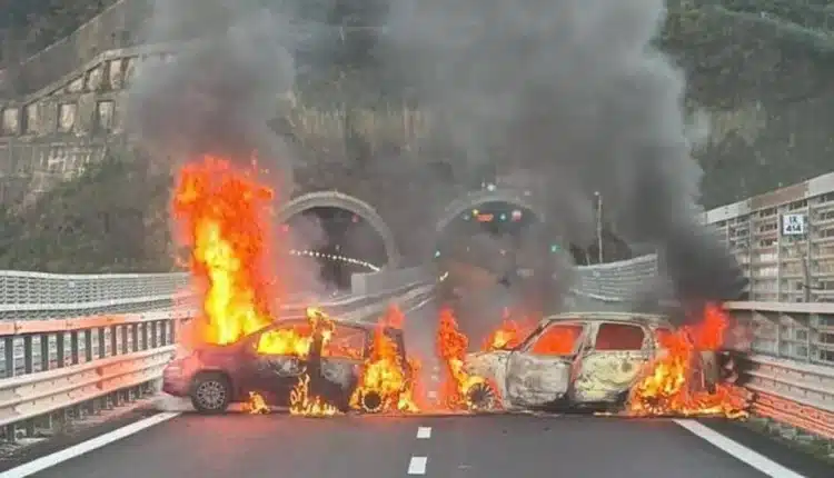 Commando assalta portavalori sull’A2: auto in fiamme in galleria e colpo da 2 milioni di euro.