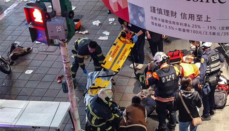 Taipei nel panico: attacchi con coltello e fumogeni in metro, diversi morti e feriti.