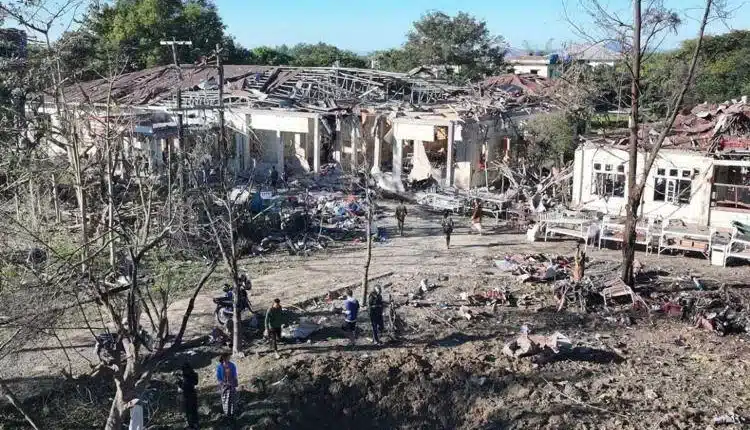 Strage a Mrauk-U, la guerra del Myanmar travolge un ospedale: oltre 30 morti in un attacco aereo.