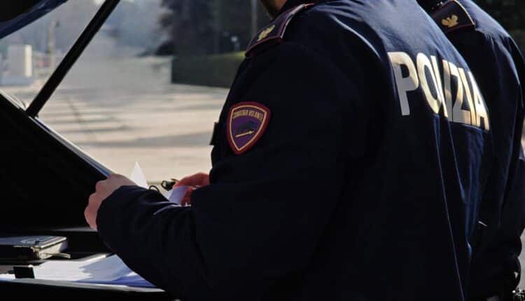 San Cesareo, blitz antidroga in una villa: cocaina e hashish nascosti in casa e in giardino.