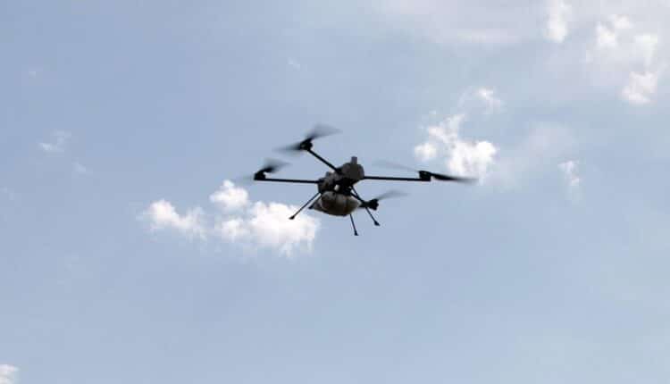 Cinque droni sorvolano la base nucleare dell’Île Longue: l’artiglieria francese apre il fuoco.