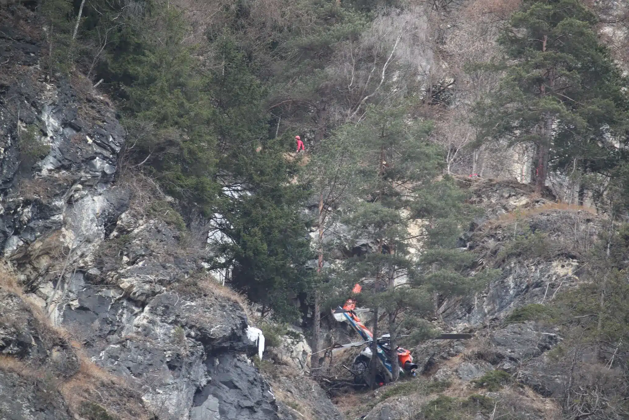 Valtellina, tragedia nei cieli di Lanzada: precipita un elicottero, un morto e tre feriti.