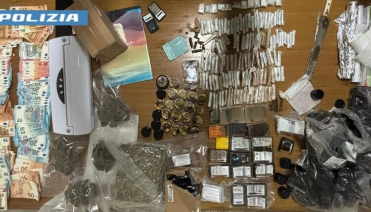 Napoli, arrestati 2 uomini per spaccio: sequestrati oltre 3 kg di droga