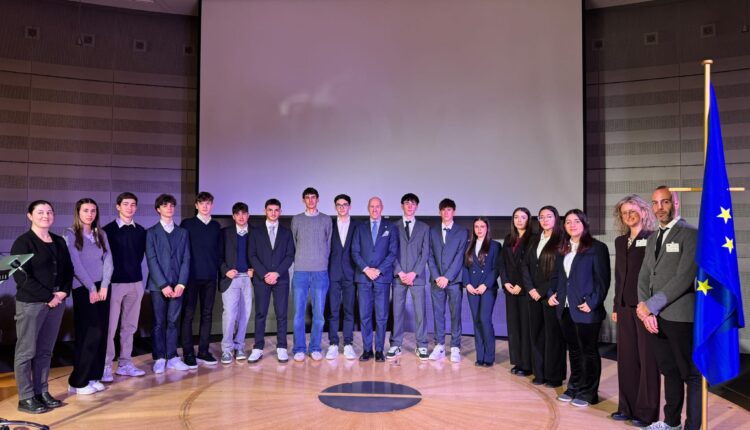 Bruxelles accoglie i 14 studenti liguri vincitori dell’Hackathon: presentati al Parlamento Europeo i progetti sulla “scuola che vorrei”