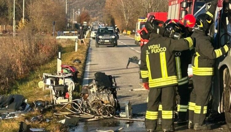Frontale tra auto e autobus pieno di studenti: un morto e diversi feriti nel Pordenonese.