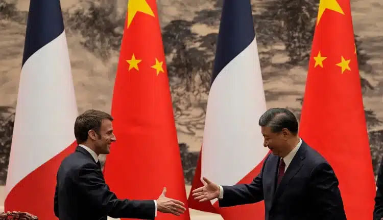 Tra guerra e mercati: Macron vola in Cina per rilanciare il dialogo con Xi Jinping.