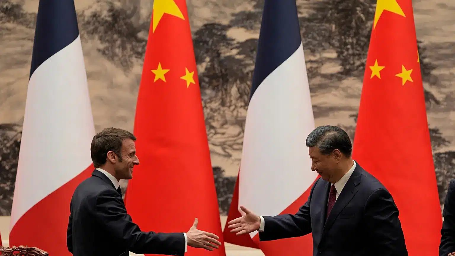 Tra guerra e mercati: Macron vola in Cina per rilanciare il dialogo con Xi Jinping.