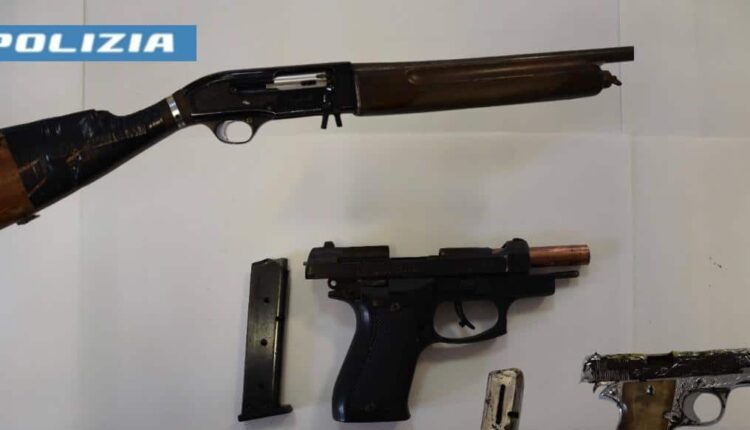 Napoli: armi e droga sequestrate dalla Polizia nel quartiere Pianura.