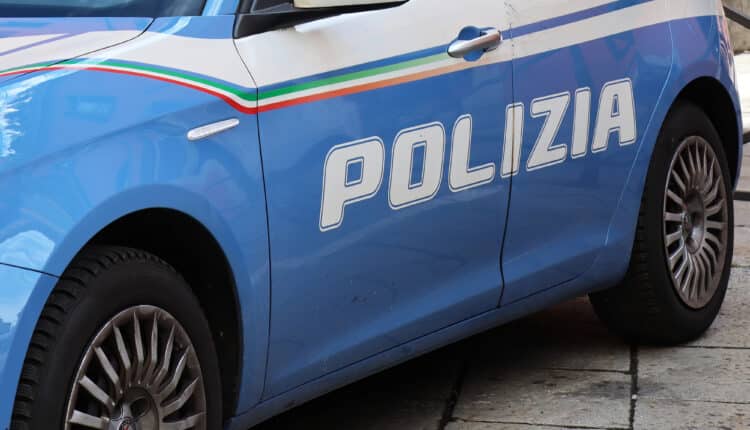 Roma, giovane fugge nella notte dal campo rom: trovato legato e seminudo in via Salviati.