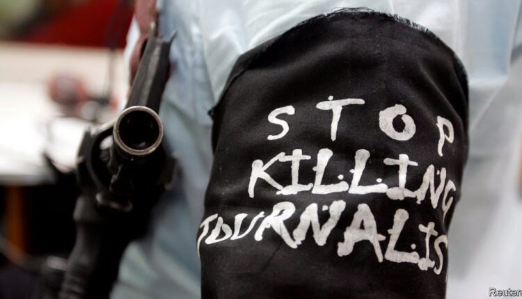 Giornalisti nel mirino: secondo Reporter senza frontiere il 2025 segna 67 cronisti uccisi nel mondo.
