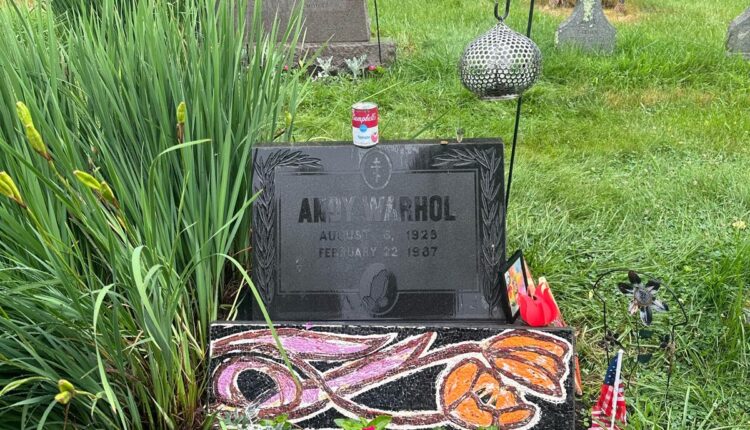 “Tulipani per Andy Warhol”: il mosaico ravennate che ora illumina la tomba del padre della Pop Art a Pittsburgh