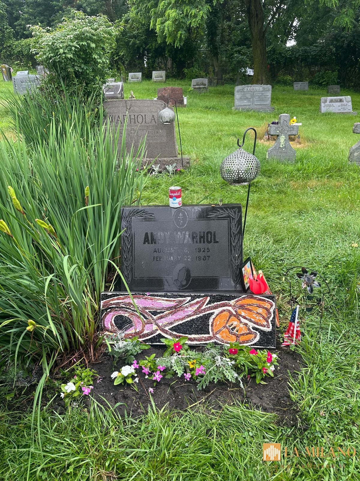 “Tulipani per Andy Warhol”: il mosaico ravennate che ora illumina la tomba del padre della Pop Art a Pittsburgh