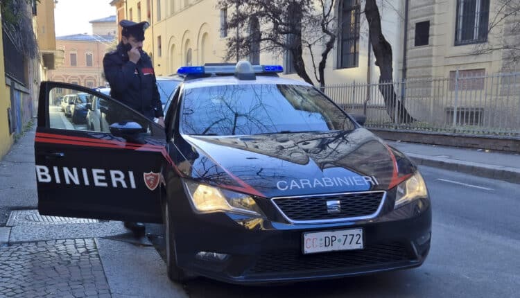Carabinieri in servizio antidroga nella zona universitaria di Bologna