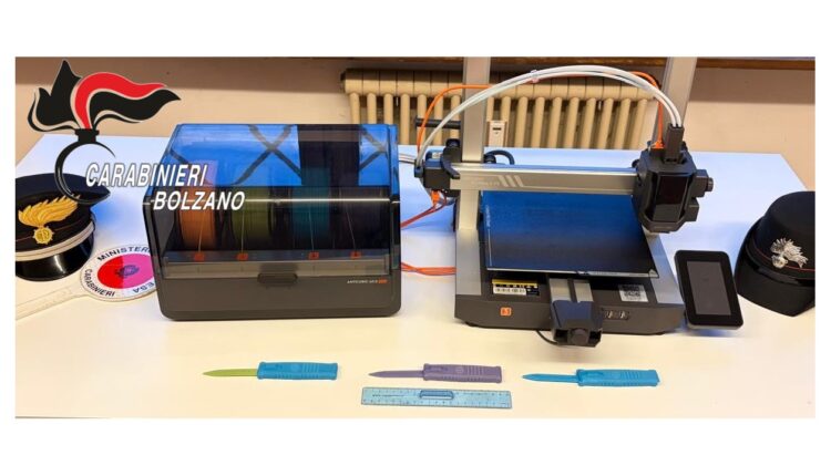 Intervento dei Carabinieri dopo il ritrovamento di coltelli stampati in 3D a scuola