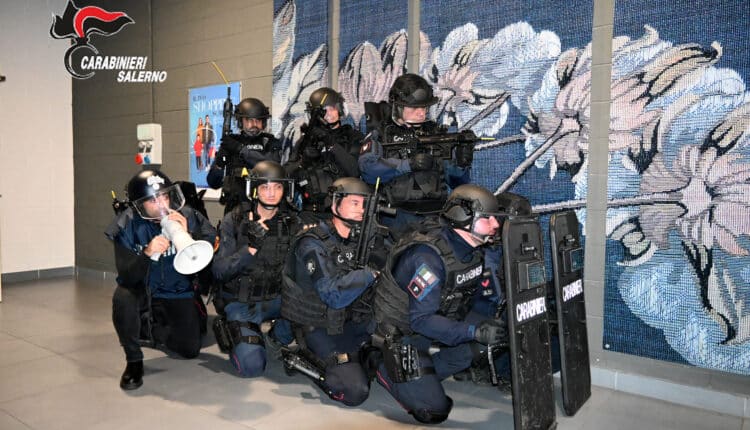 Carabinieri e negoziatori durante l’intervento ad Amalfi per uomo barricato in casa armato di coltello