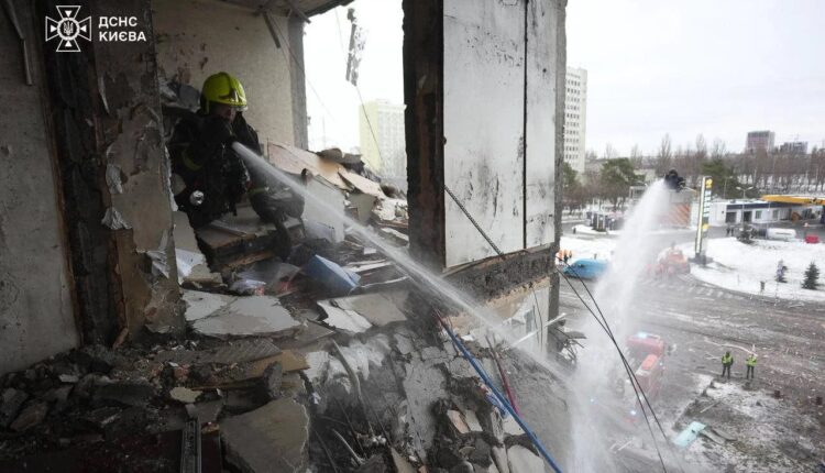 Kiev colpita da missili e droni russi: infrastrutture energetiche danneggiate e migliaia di edifici senza riscaldamento durante il gelo invernale