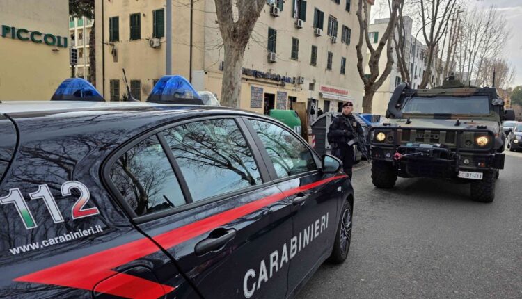 Carabinieri e paracadutisti del Reggimento Tuscania durante un’operazione antidroga nel quartiere Quarticciolo a Roma