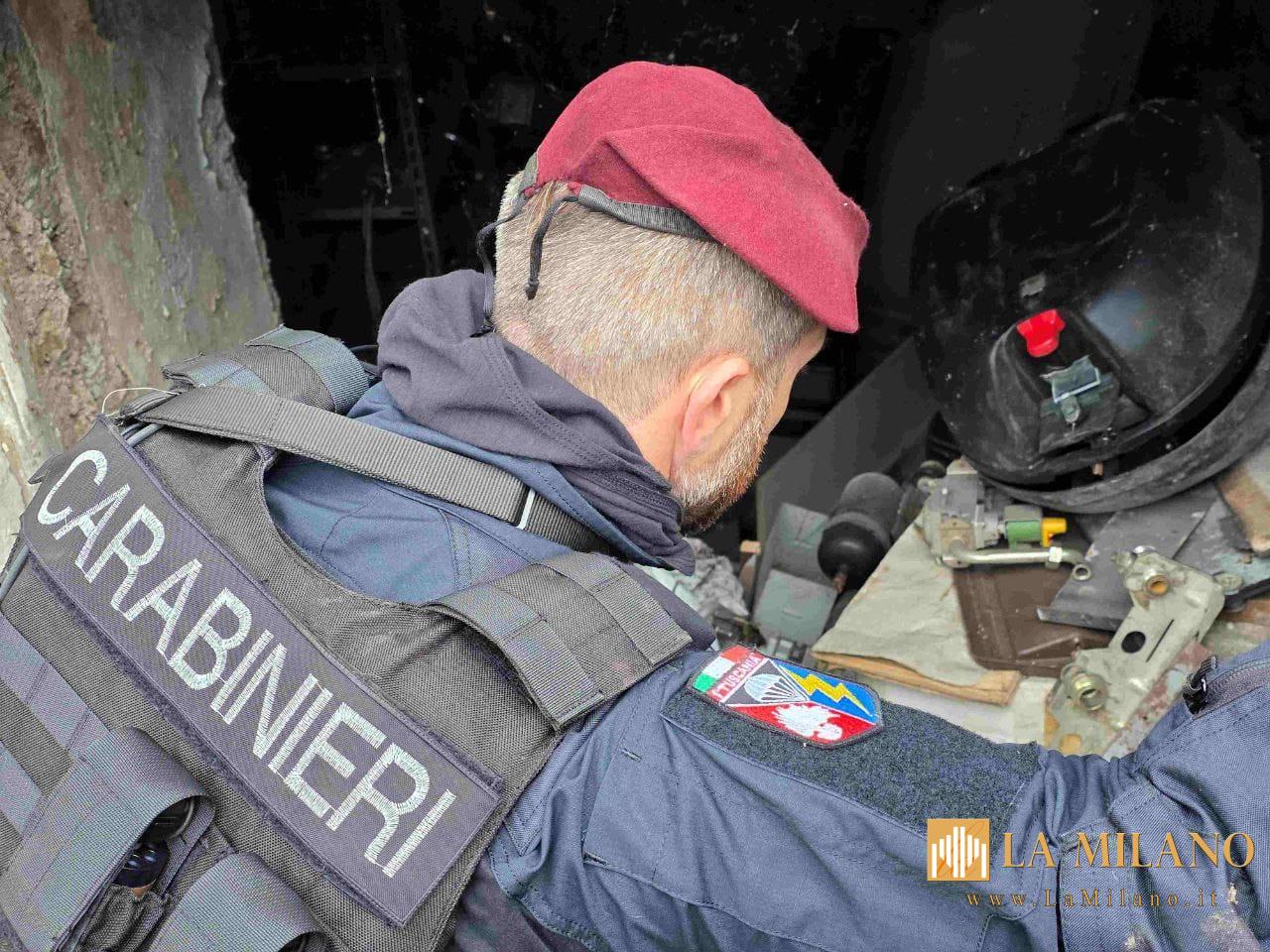 Carabinieri e paracadutisti del Reggimento Tuscania durante un’operazione antidroga nel quartiere Quarticciolo a Roma