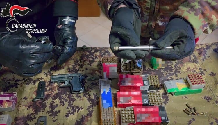 Camini, arsenale clandestino in casa di un insospettabile: sequestrate armi modificate e una pericolosa penna-pistola