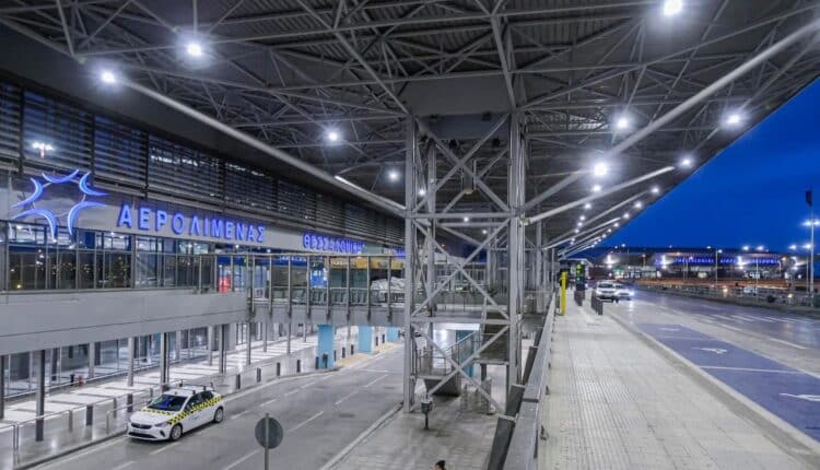 Caos nei cieli greci, stop ai voli per Milano: centinaia di italiani bloccati all’estero