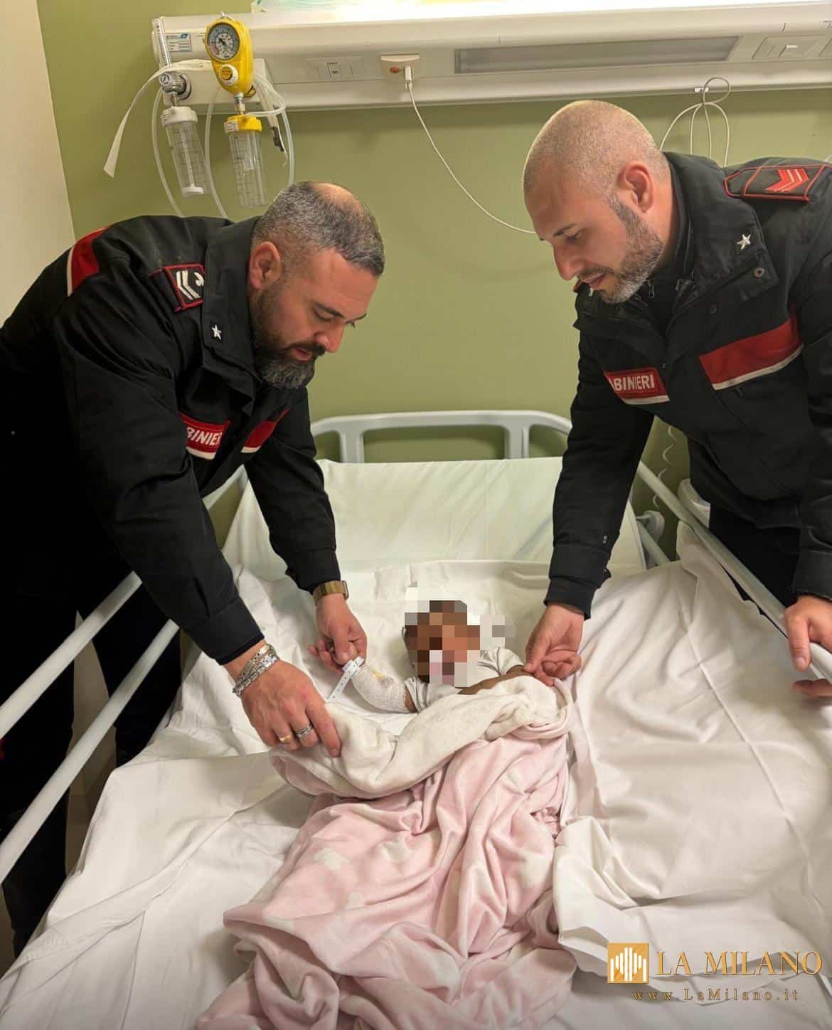 Carabinieri del Nucleo Radiomobile intervenuti a Catania per salvare una neonata di cinque mesi