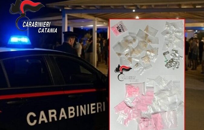 Carabinieri durante un’operazione antidroga notturna in una discoteca di Catania