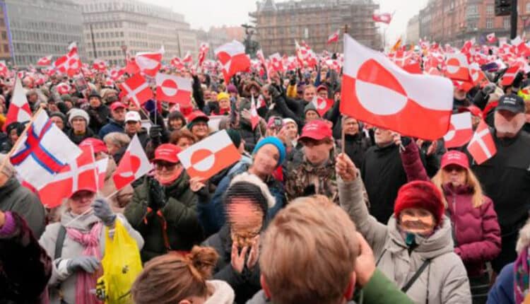 Copenaghen, migliaia in piazza contro l’annessione della Groenlandia