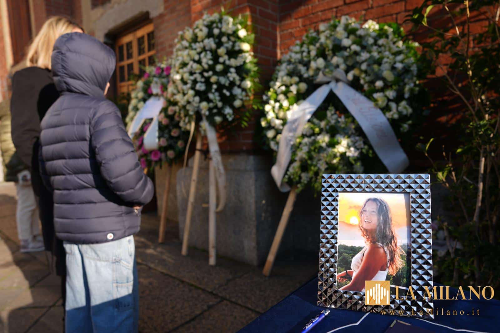 Crans-Montana, Italia e Svizzera unite nell’ultimo saluto a Giovanni, Riccardo, Achille, Chiara e Sofia: domani a Genova l’addio a Emanuele