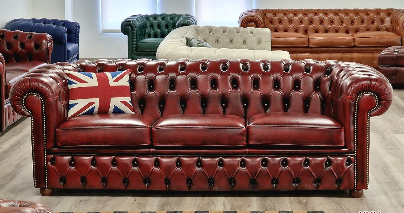 Divano Chesterfield di qualità con lavorazione capitonné, pelle pregiata e struttura robusta artigianale