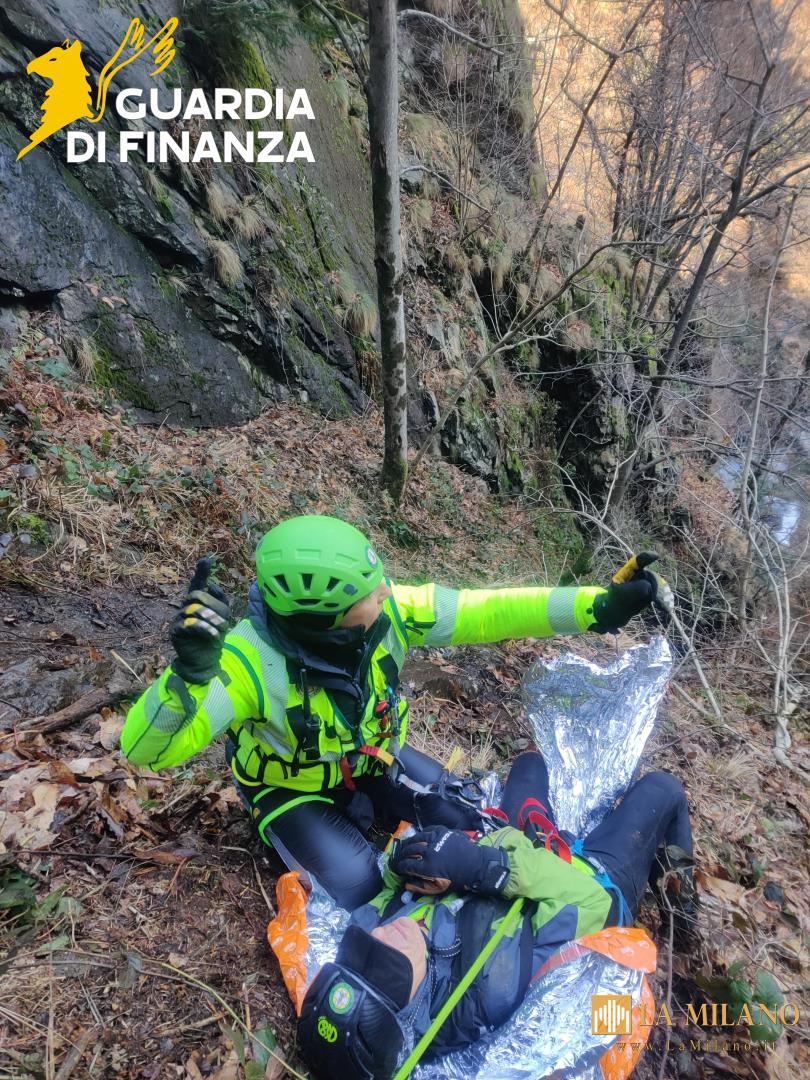 Elicottero della Sezione Aerea della Guardia di finanza di Varese impegnato nel soccorso di escursionisti dispersi in Val Grande (VCO) con supporto S.A.G.F. e C.N.S.A.S.