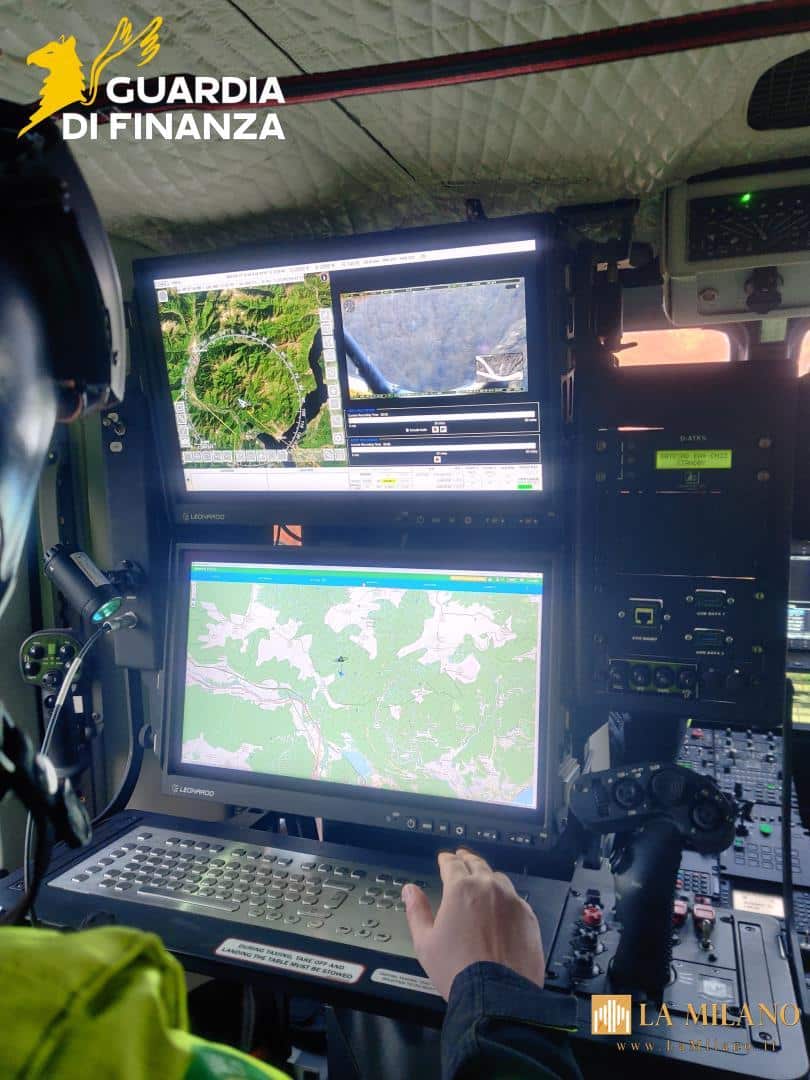 Elicottero della Sezione Aerea della Guardia di finanza di Varese impegnato nel soccorso di escursionisti dispersi in Val Grande (VCO) con supporto S.A.G.F. e C.N.S.A.S.
