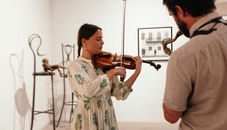 Performance di arte sonora nelle sale del Museo del Novecento e del Contemporaneo di Palazzo Fabroni a Pistoia durante la rassegna FABRONI SOUND ROOMS