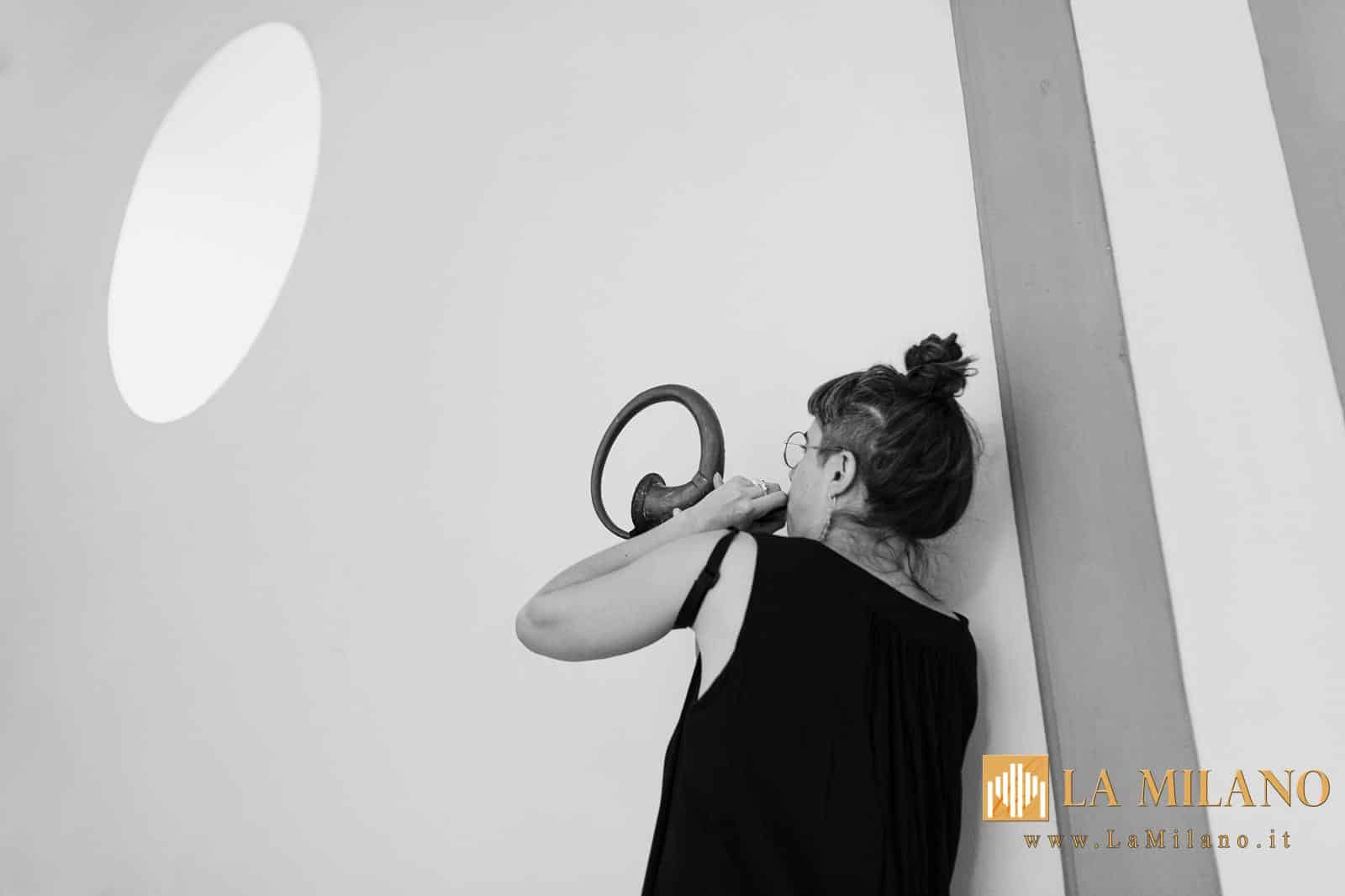 Performance di arte sonora nelle sale del Museo del Novecento e del Contemporaneo di Palazzo Fabroni a Pistoia durante la rassegna FABRONI SOUND ROOMS