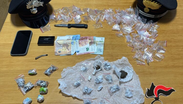 Carabinieri durante controlli antidroga nei pressi delle scuole a Magliano Sabina